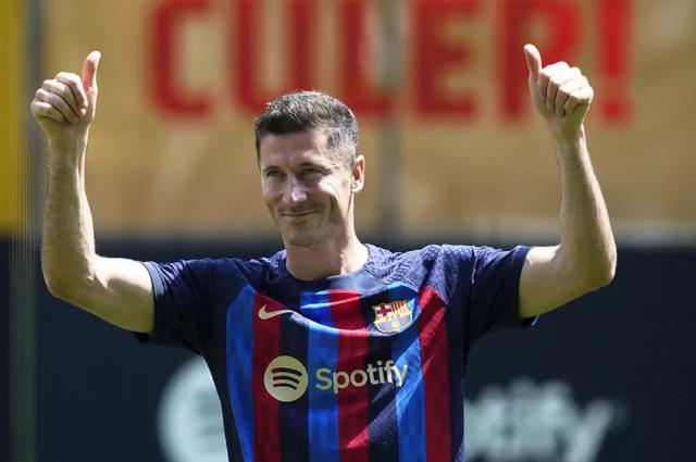 梅西离巴萨周年日，莱万亮相，巴萨距全注册有多远？